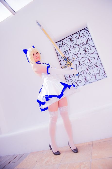 Blond japansk skønhed Maron viser sine små bryster og poserer solo