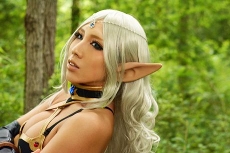 Asiatisk skønhed Nonsummerjack viser sin skaldede fisse frem i en skov