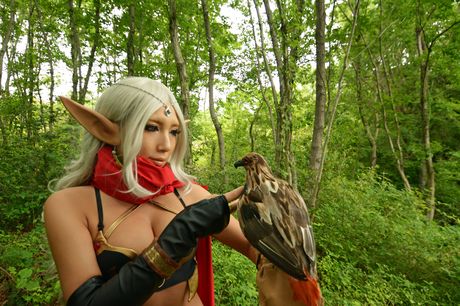 Asiatisk skønhed Nonsummerjack viser sin skaldede fisse frem i en skov