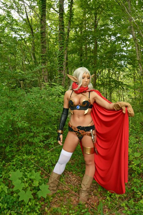 Asiatisk skønhed Nonsummerjack viser sin skaldede fisse frem i en skov