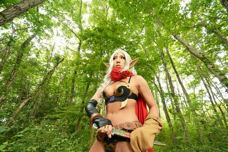 Asiatisk skønhed Nonsummerjack viser sin skaldede fisse frem i en skov