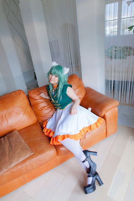 亞洲娃娃金槍魚木村在獨奏中展示了她嬌小的乳房和光禿的陰部