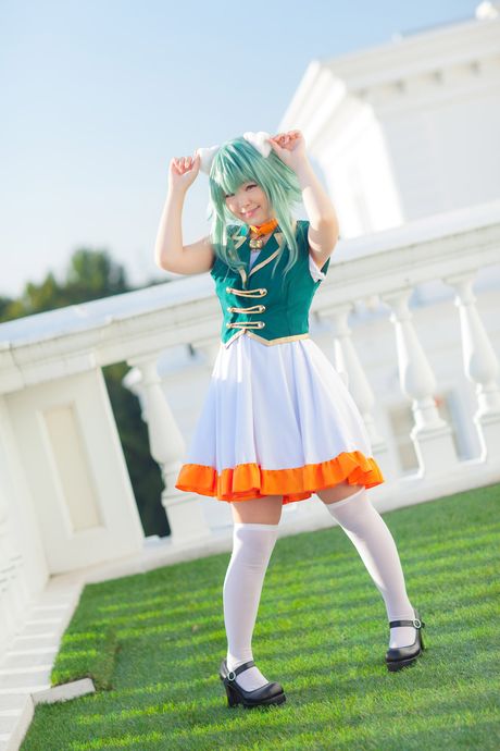 Asiatisk dukke Tuna Kimura viser sine små bryster og skaldede fisse solo