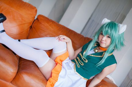 Asiatisk dukke Tuna Kimura viser sine små bryster og skaldede fisse solo