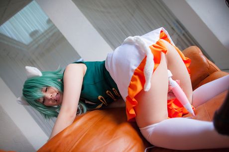 Asiatisk dukke Tuna Kimura viser sine små bryster og skaldede fisse solo