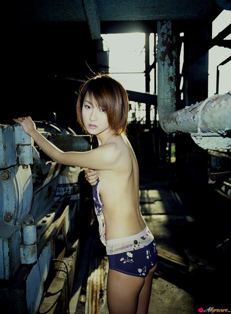 Brunøjet japansk pige Kikuchi Marie fremhæver sin varme krop i køkkenet