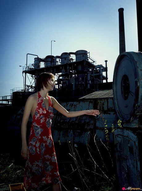 Brunøjet japansk pige Kikuchi Marie fremhæver sin varme krop i køkkenet