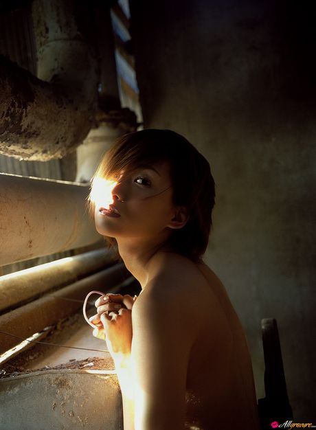 Brunøjet japansk pige Kikuchi Marie fremhæver sin varme krop i køkkenet