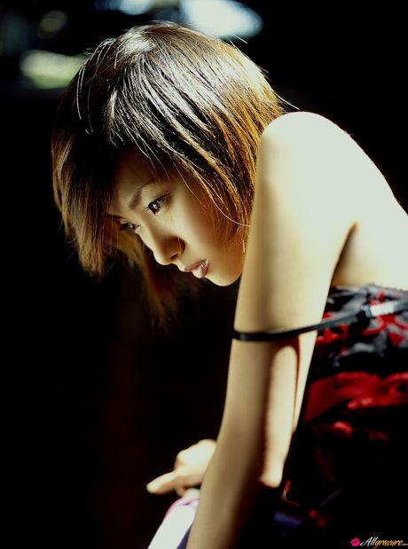 Brunøjet japansk pige Kikuchi Marie fremhæver sin varme krop i køkkenet