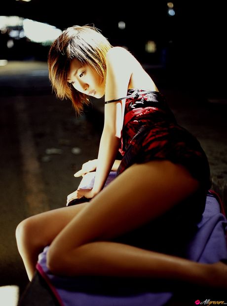 Brunøjet japansk pige Kikuchi Marie fremhæver sin varme krop i køkkenet