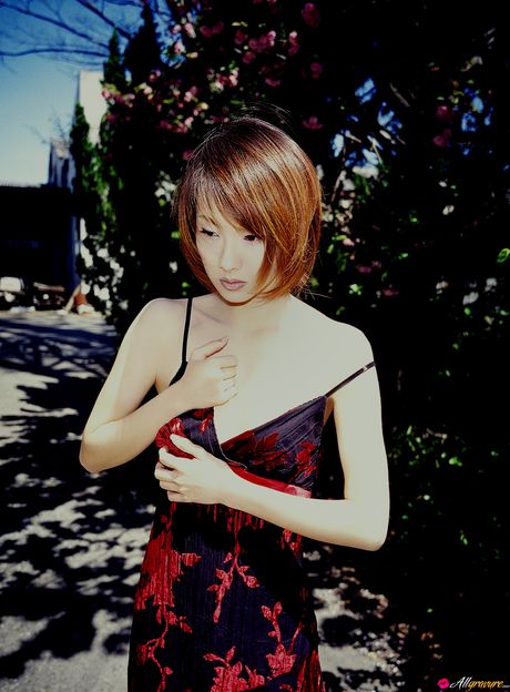 Brunøjet japansk pige Kikuchi Marie fremhæver sin varme krop i køkkenet