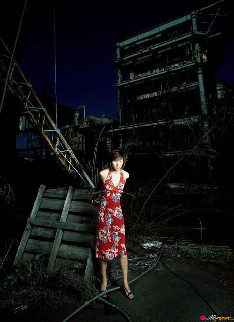 Brunøjet japansk pige Kikuchi Marie fremhæver sin varme krop i køkkenet