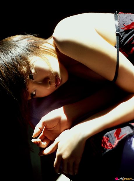 Brunøjet japansk pige Kikuchi Marie fremhæver sin varme krop i køkkenet