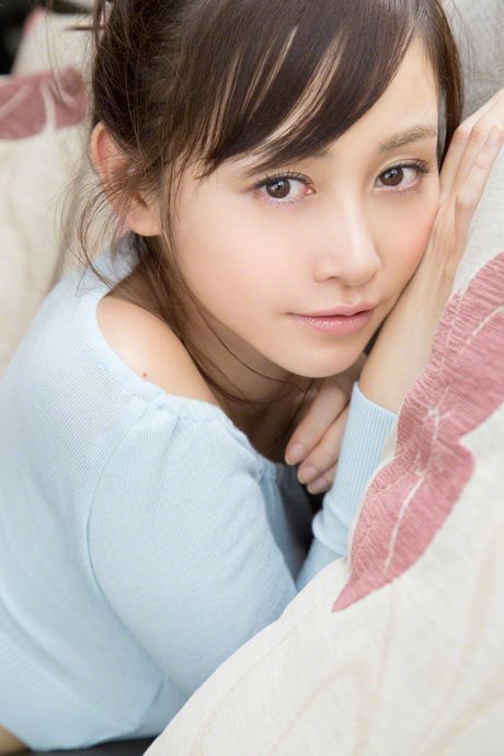 亞洲女孩杉原杏璃 (Anri Sugihara) 全裸在沙發上進行單人拍攝