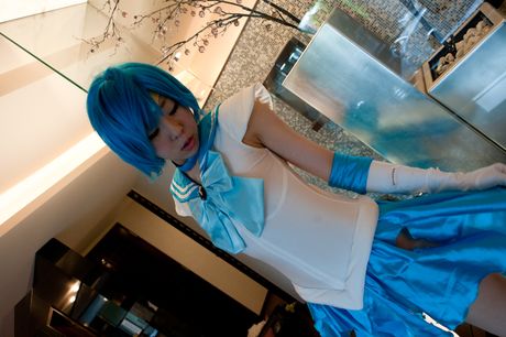 アジアンドールのウテン・マコがセーラーカラーとパンティーを脱ぐ