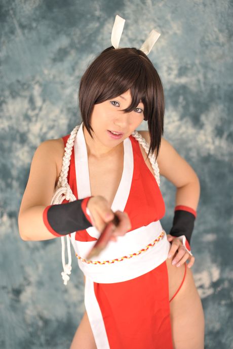 Asiatisk teenager Mizuki Akira fremhæver sine fantastiske poseringer og stillinger i en solo