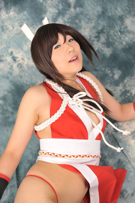 Asiatisk teenager Mizuki Akira fremhæver sine fantastiske poseringer og stillinger i en solo