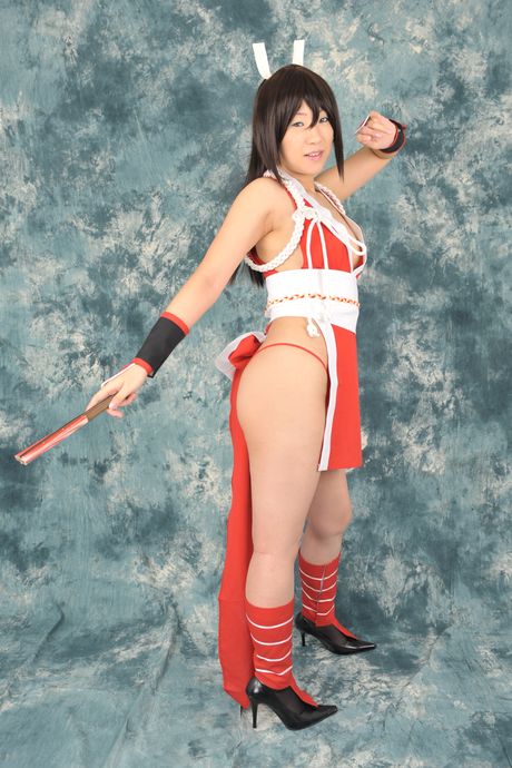 Asiatisk teenager Mizuki Akira fremhæver sine fantastiske poseringer og stillinger i en solo