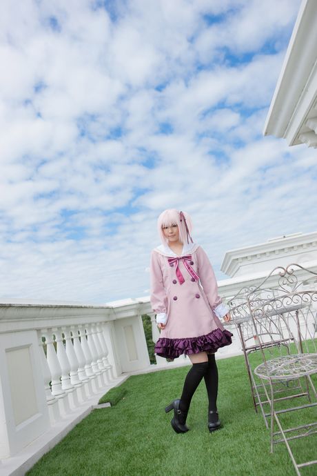 Asiatisk skønhed Mai Araki viser sine små bryster frem og poserer i sorte strømper