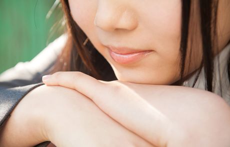 女子高生ひよりがストッキングを脱いで床でポーズをとる
