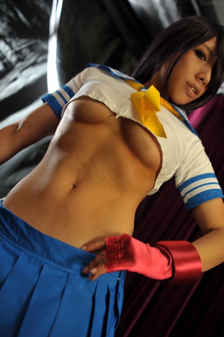 女學生 Kuromitsu Kanten1 脫光衣服，只剩下手套和襪子