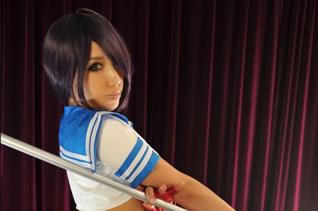 女學生 Kuromitsu Kanten1 脫光衣服，只剩下手套和襪子