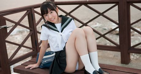 女子高生の天心七尾が小さな胸を露わにしてソロでポーズをとる