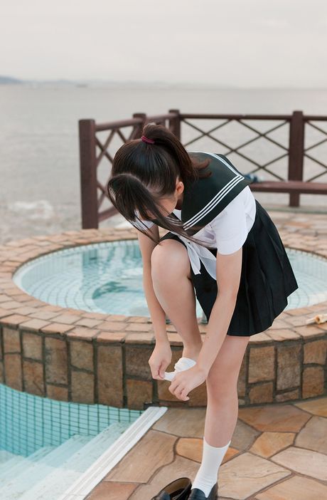 Skolepigen Tenshin Nanao afslører sine små bryster og poserer solo