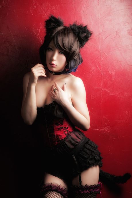 アジアの女の子うさぎは、網タイツを履いたモデルとして尻尾を披露している