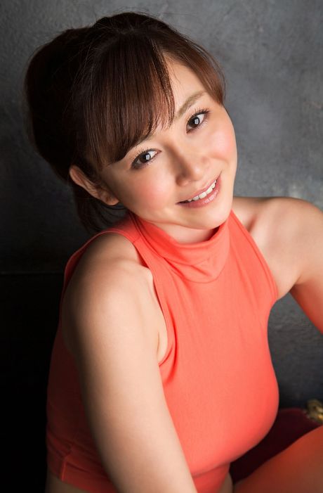 可愛的亞洲美女杉原杏桃脫衣露出她的小乳房和光禿禿的陰部