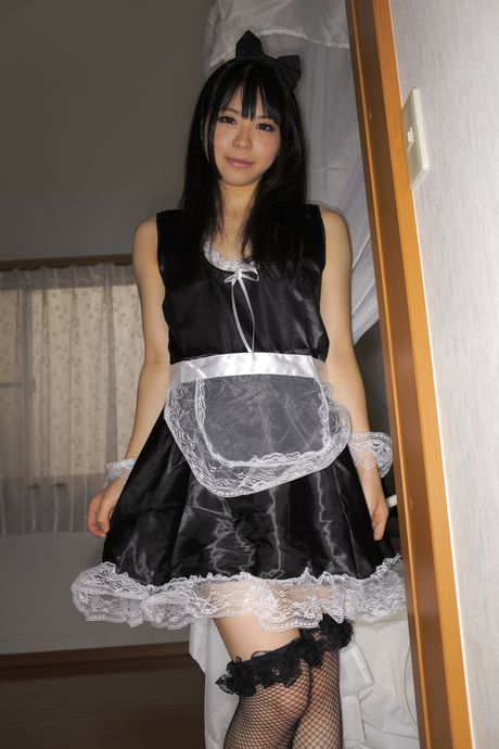 亞洲美女福星小子脫下黑色洋裝和漁網