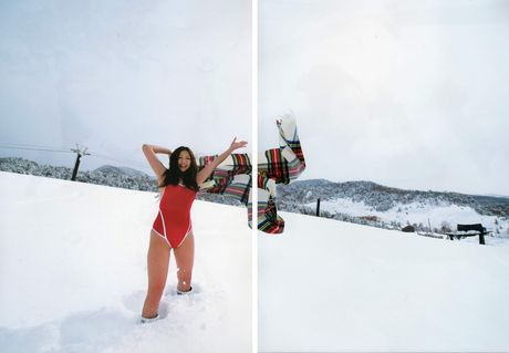 優秀なアジア人佐山彩香が森の中で彼女の小さな小さなおっぱいと彼女の毛のない猫を誇示します