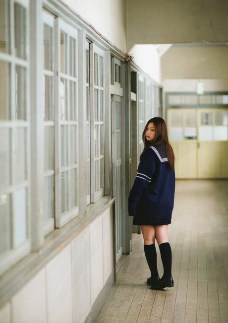 優秀なアジア人佐山彩香が森の中で彼女の小さな小さなおっぱいと彼女の毛のない猫を誇示します