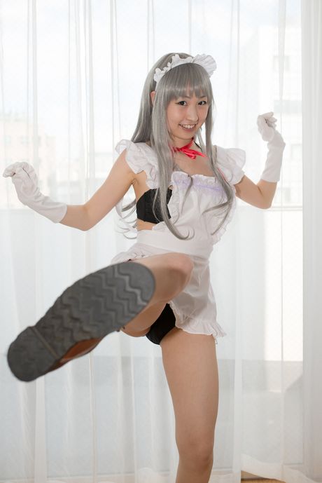 亞洲女僕 Nakano Hikari 在獨奏中展示了她平坦的乳房和火辣的屁股