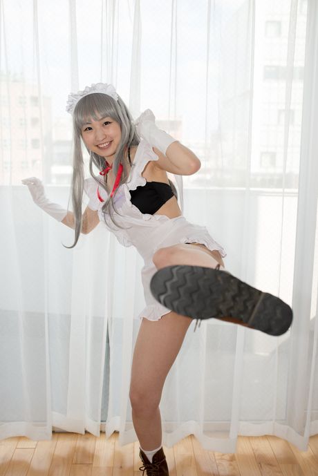 Asiatisk stuepige Nakano Hikari viser sine flade bryster og varme røv i en solo