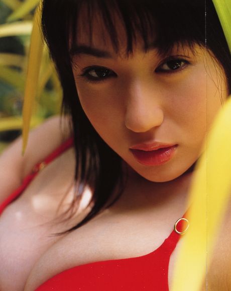 亞洲美女瀧澤乃南展示她巨大的乳房並獨自擺姿勢