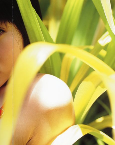 亞洲美女瀧澤乃南展示她巨大的乳房並獨自擺姿勢