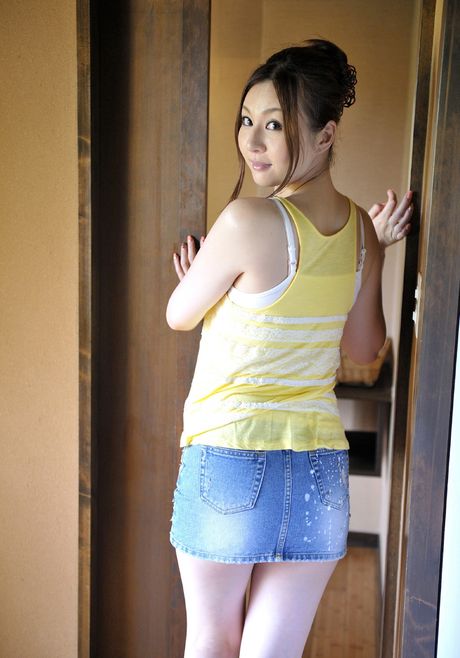 Den asiatiske pige Yui Tatsumi tager sin kjole af og viser sin naturlige form frem i haven