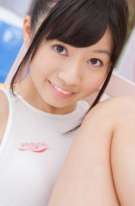 Brunøjede japanske babe Tenshin Nanao fremhæver sine små bryster