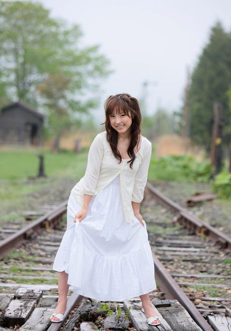 亞洲女孩 Shiori Kawana 展示她性感的臀部和剃光的陰部