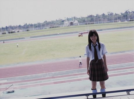 アジア美人の鈴木愛理がベッドの上で裸になってオナニーする