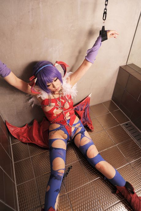 Den asiatiske covergirl Ringo Mitsuki har røde læber, mens hun poserer i en lilla trikot