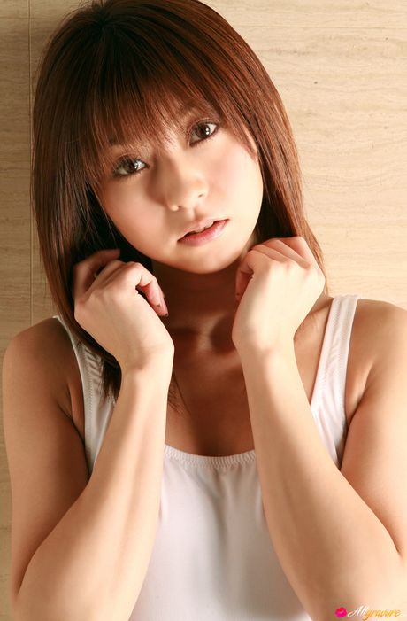 亞洲美女 Mika Orihara 脫下比基尼，獨自裸體表演