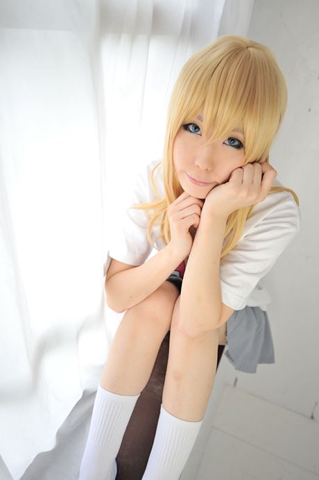 金髪の可愛い日本人の女の子、はるかAが小さな胸を露わにして白いソックスでポーズをとる