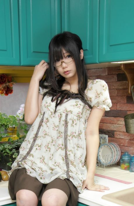 Asiatisk teenager Namachoko viser sine flade bryster og poserer solo