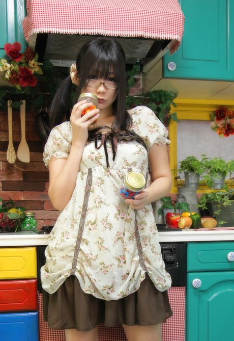 Asiatisk teenager Namachoko viser sine flade bryster og poserer solo