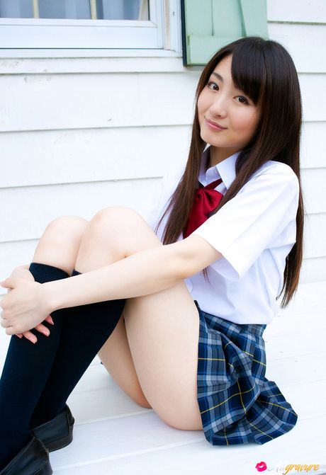 Smuk japansk pige Yurino Sakurai bliver nøgen i hvide knæstrømper ved poolen