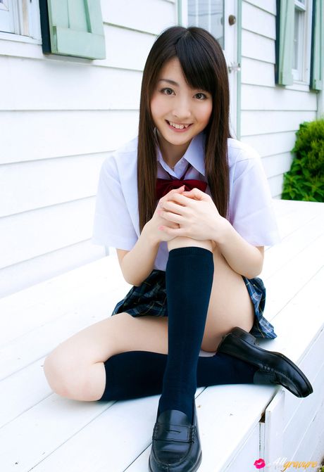 Smuk japansk pige Yurino Sakurai bliver nøgen i hvide knæstrømper ved poolen