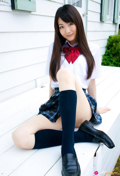 Smuk japansk pige Yurino Sakurai bliver nøgen i hvide knæstrømper ved poolen