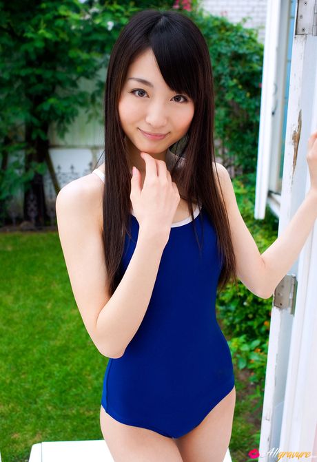 Smuk japansk pige Yurino Sakurai bliver nøgen i hvide knæstrømper ved poolen